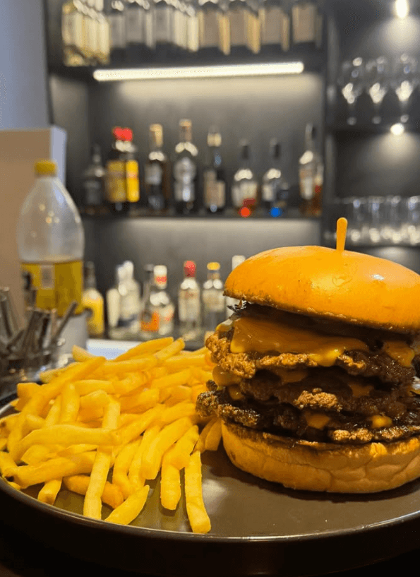 Hamburguesa y papas en Luna Restobar