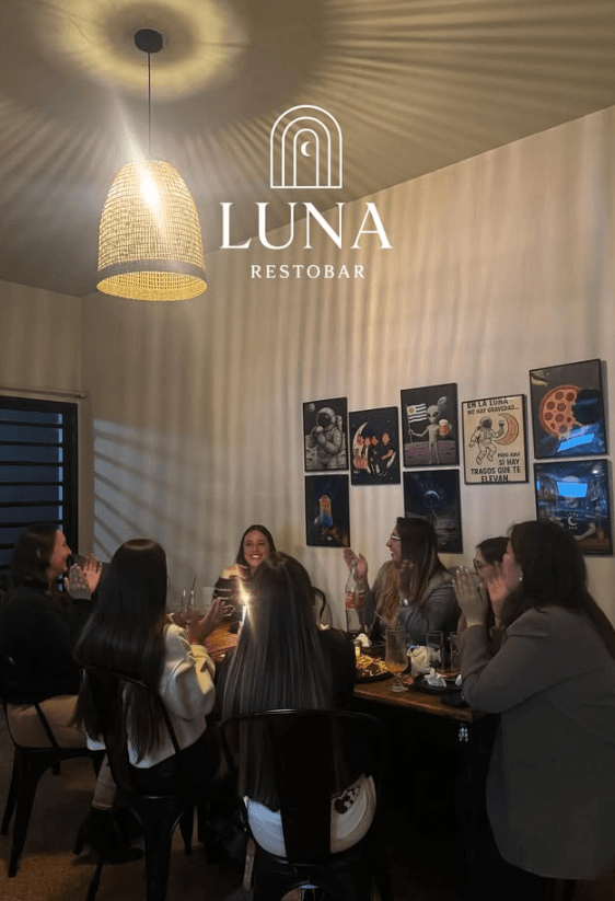 Mesa compartida en Luna Restobar