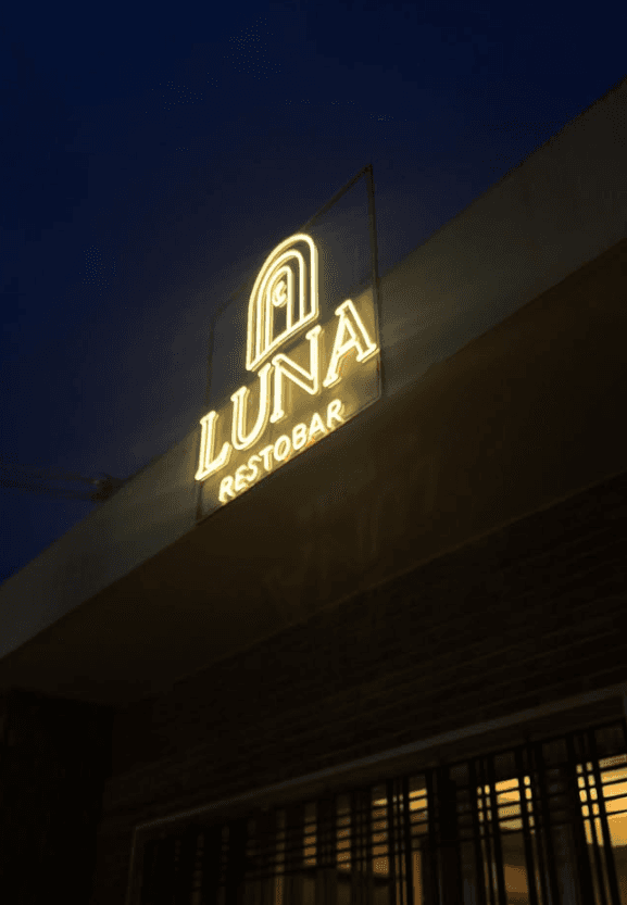 Salón de Luna Restobar preparado para grupos